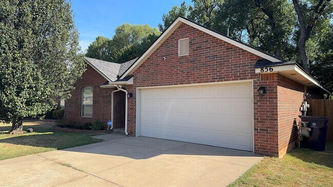 Building Photo - 856 Shady Creek Ln