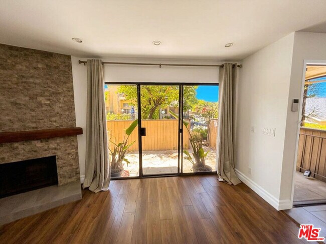 Foto del edificio - 10051 Topanga Canyon Blvd