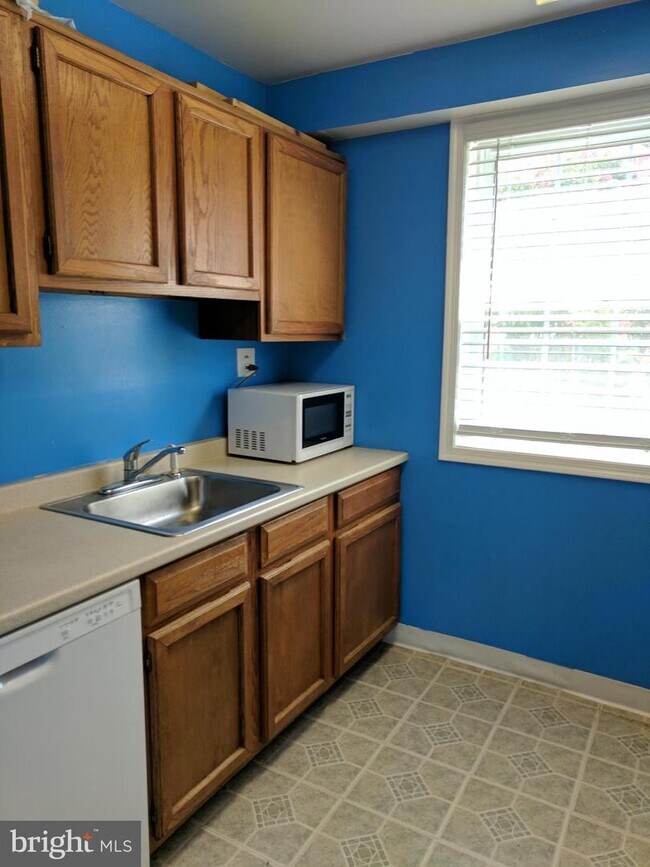 Building Photo - 4350 N Pershing Dr