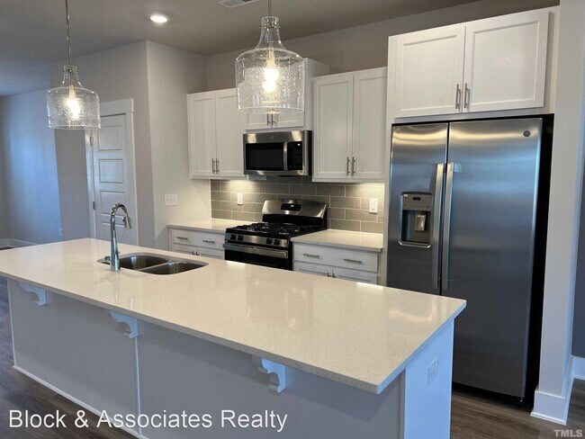 Building Photo - 3 br, 2.5 bath House - 682 Vine Parkway