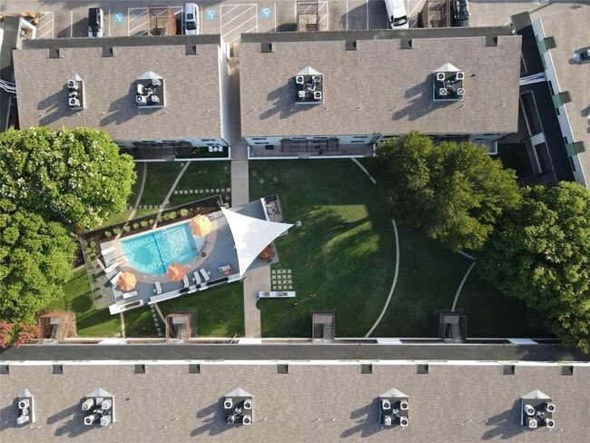 Building Photo - 2200 Dickson Dr