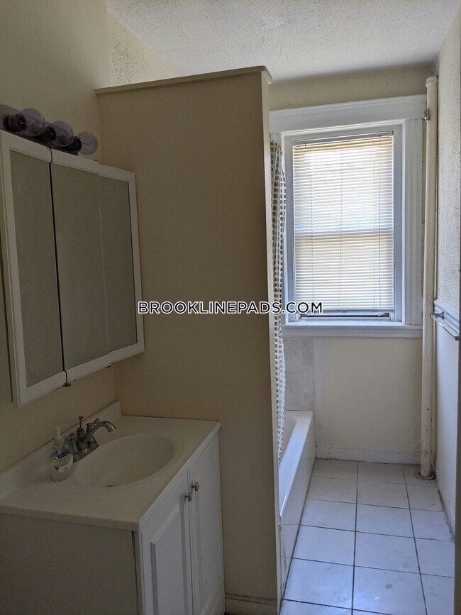 Building Photo - 360 Riverway