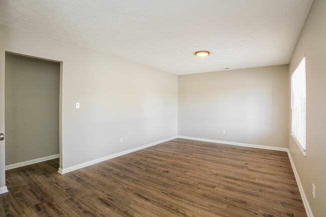Building Photo - 728 Holiday Dr