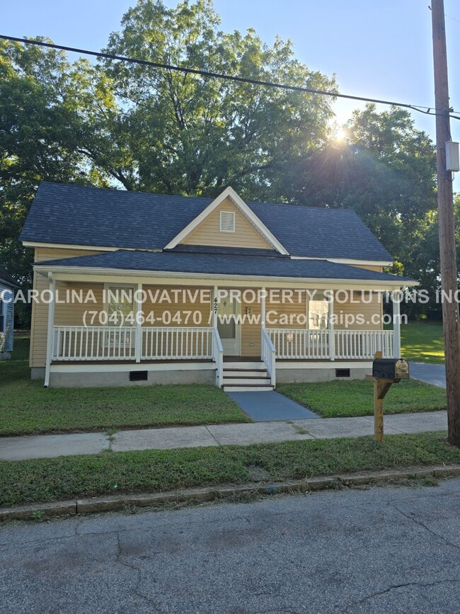 Building Photo - 427 E Cemetery St