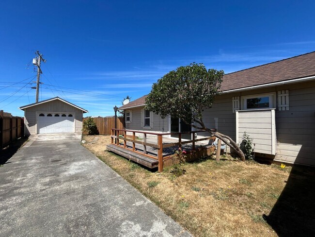 Building Photo - 3/1 Cozy Home with Garage and New Updates!