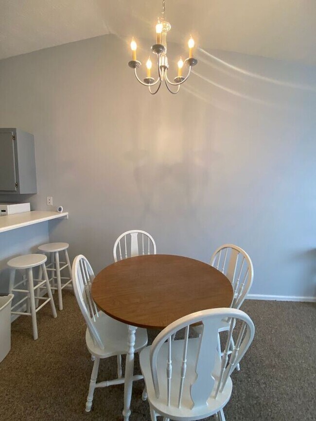 Building Photo - Students Welcome! 2 Bedroom Furnished SHOR...