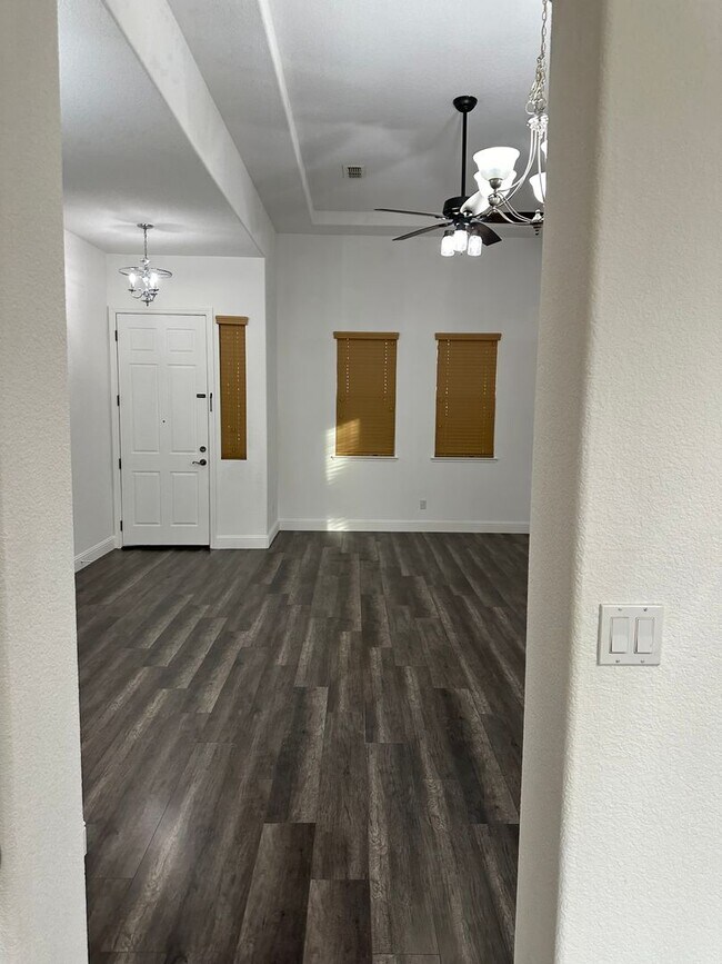 Building Photo - House For Rent!