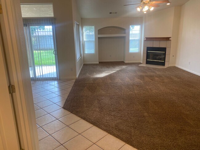 Foto del edificio - 4 bedroom 2 bathroom house in SE Visalia!