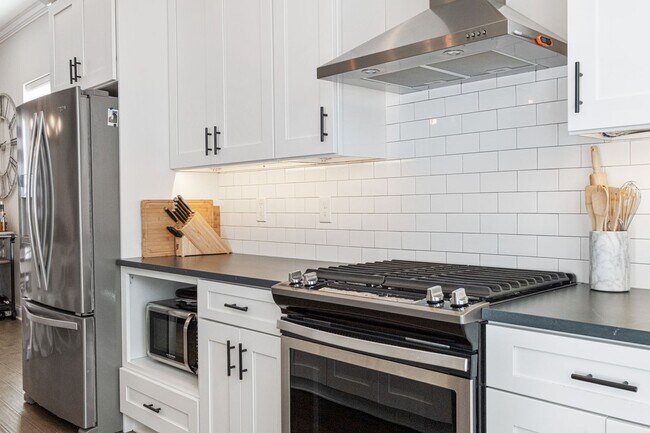 Building Photo - Luxury 3-Bedroom, 4-Bathroom House in Sout...