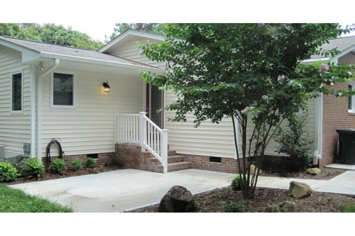 Building Photo - Chapel Hill /Duplex on W. Stinson Street