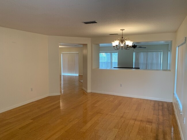 Building Photo - East Orlando spacious 3 bedrooms home with a large loft.