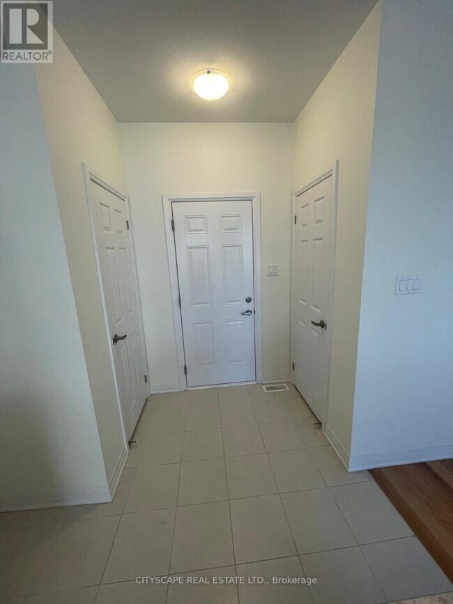 Building Photo - 128 Varsity Dr