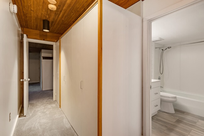 Building Photo - 122 Redrock Dr