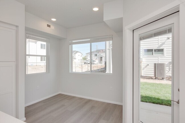 Foto del edificio - Now Leasing! Amazing Location, Community, ...