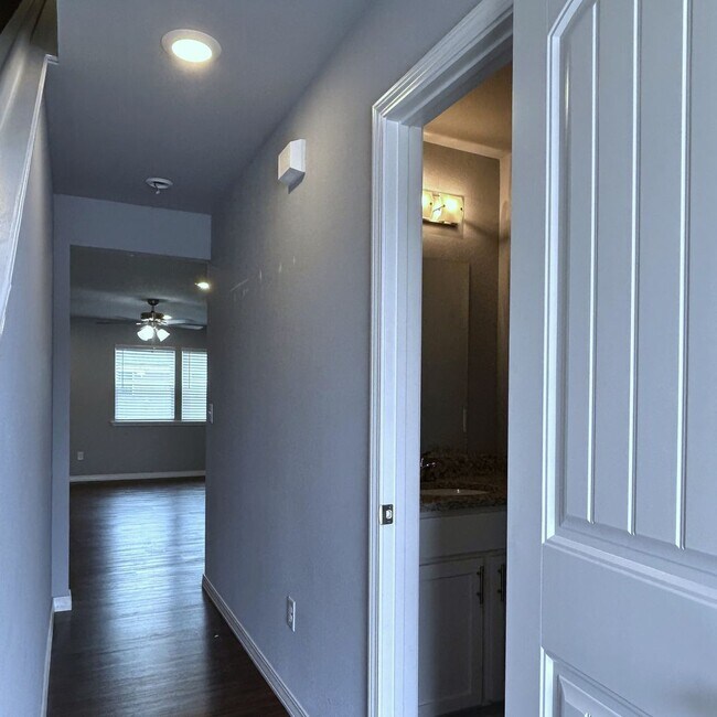 Foto del edificio - Townhouse with Garage - Minutes from Downt...