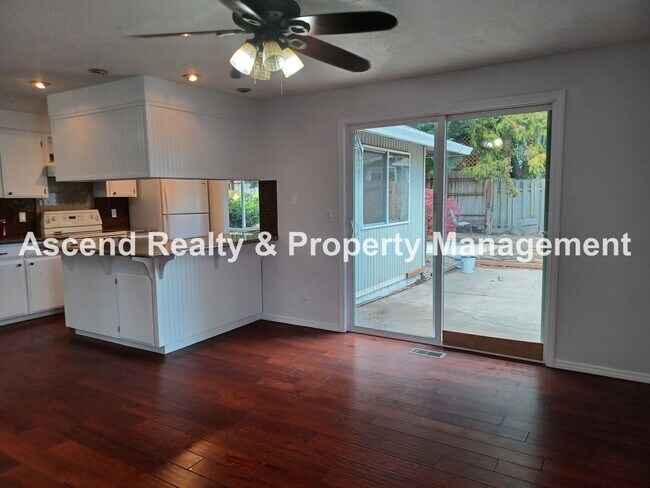 Building Photo - Remodeled Ranch on CuldeSac Large Fenced B...