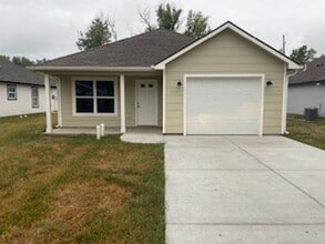 Building Photo - 1611 Hill Valley Dr