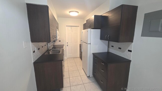 Building Photo - 4421 Poinciana St