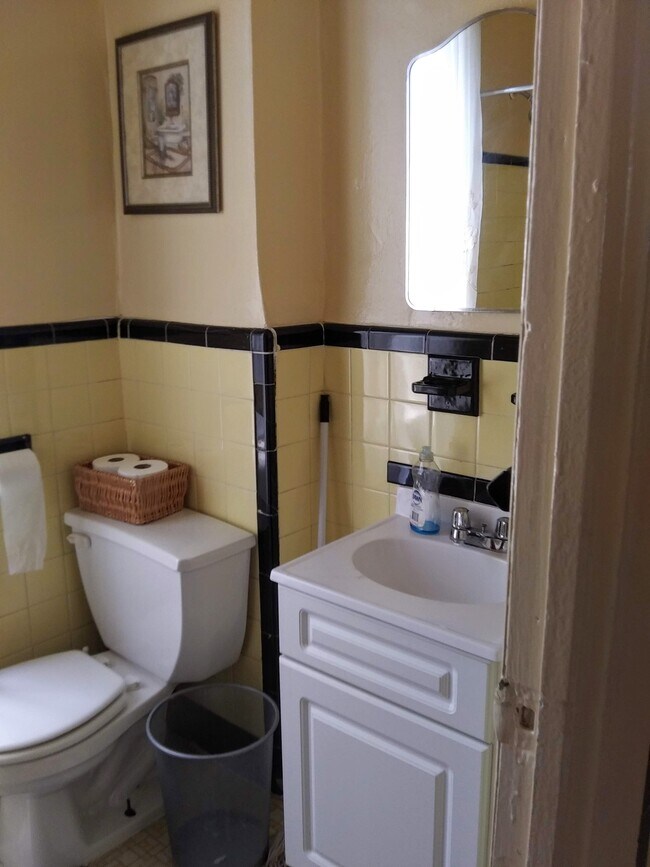 Baño - 556 W 165th St