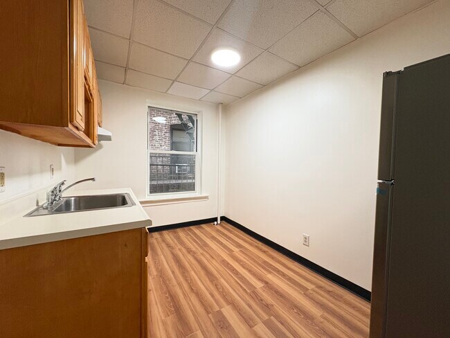 Building Photo - 183 W 48th St