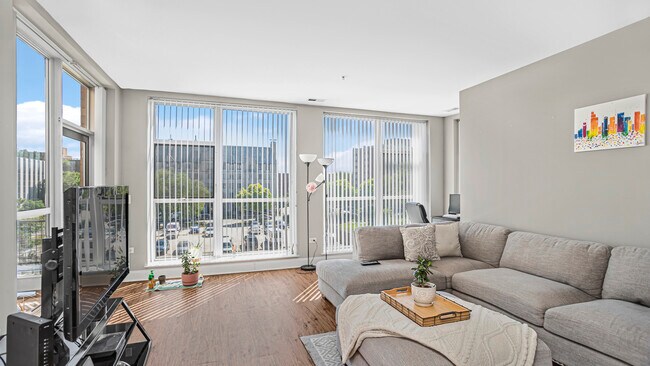 Foto del edificio - 1572 Maple Ave