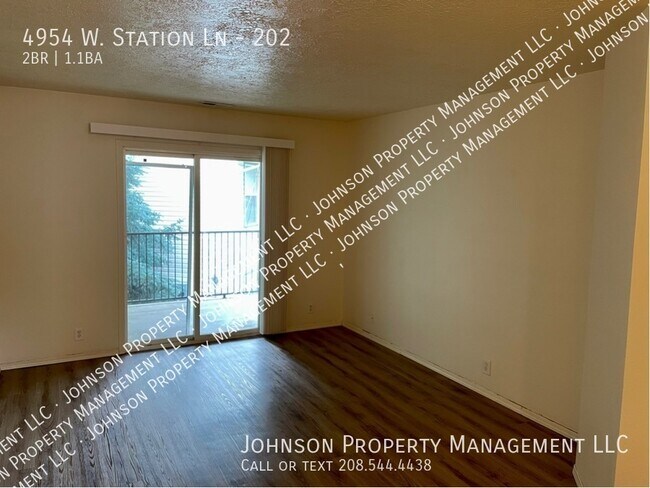 Building Photo - Upstairs 2 bedroom with patio, near Lakeha...