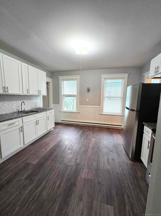 Foto del edificio - 652 Watertown Ave