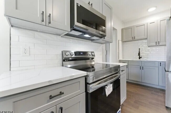 Building Photo - 60 Brainard St