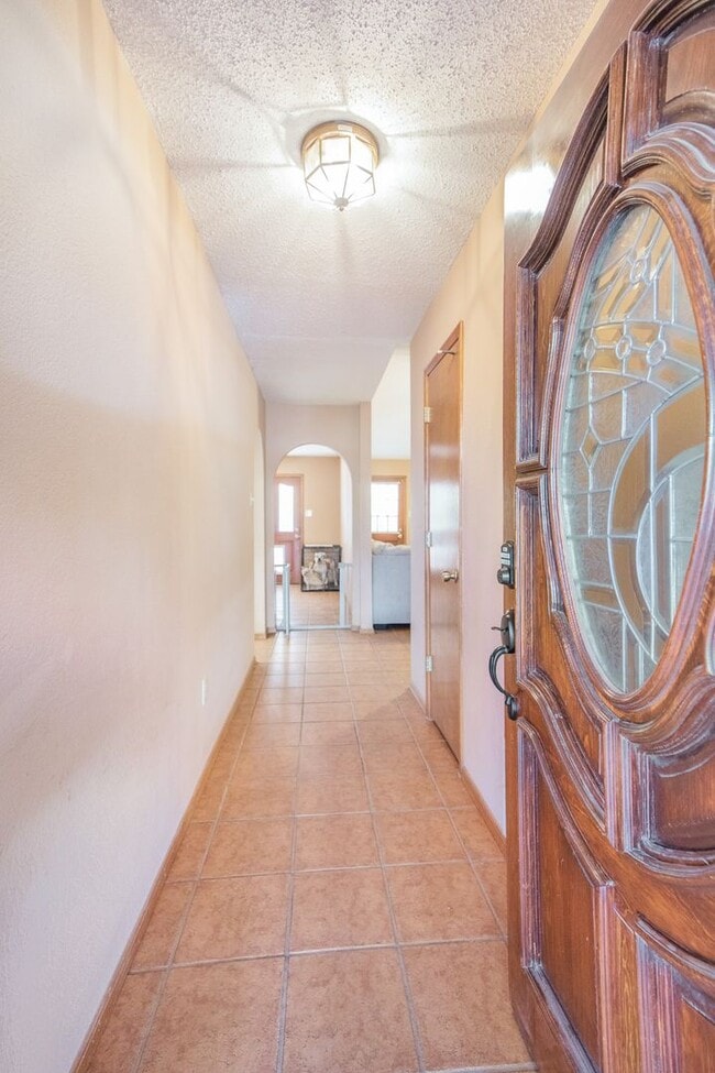 Foto del edificio - 3 Bedroom 2 Bathroom Home - Dogs Allowed & Large Backyard!