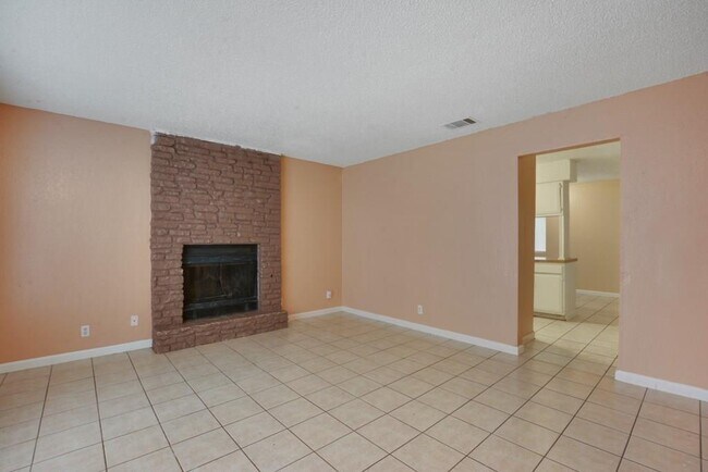 Building Photo - 5102 S Pleasant Valley Rd