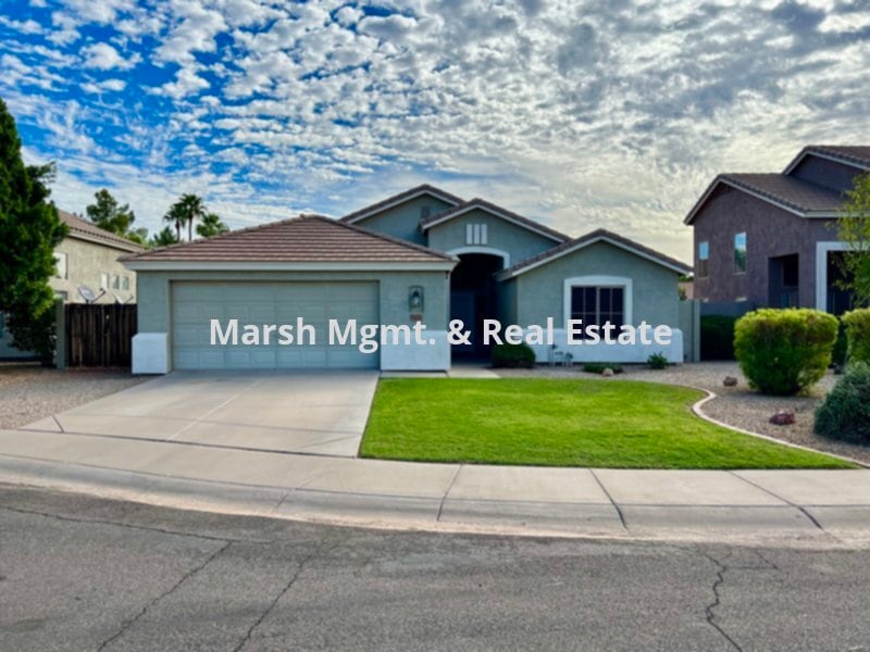 Nice 3 bedroom home with a den and private... Photo