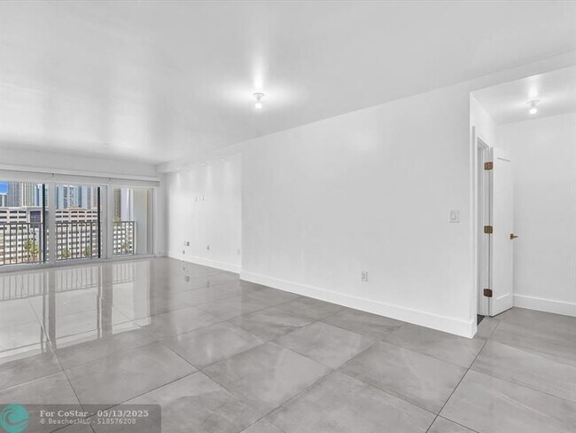 Building Photo - 300 Bayview Dr
