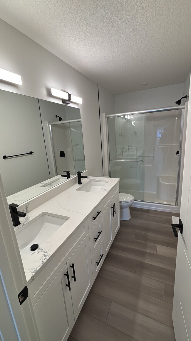 Photo du bâtiment - 11012 132 St NW