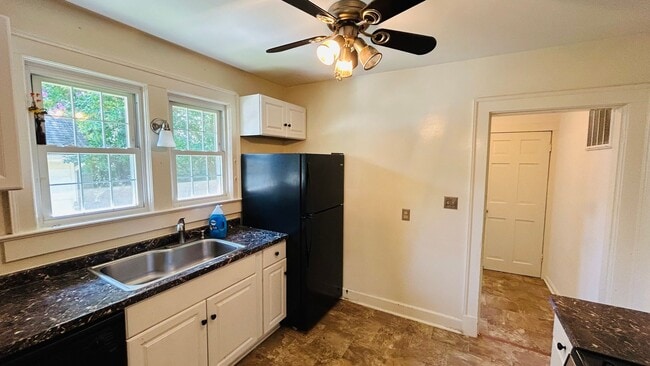Building Photo - CUTE & COZY HOME ONLY MINUTES TO DOWNTOWN ...