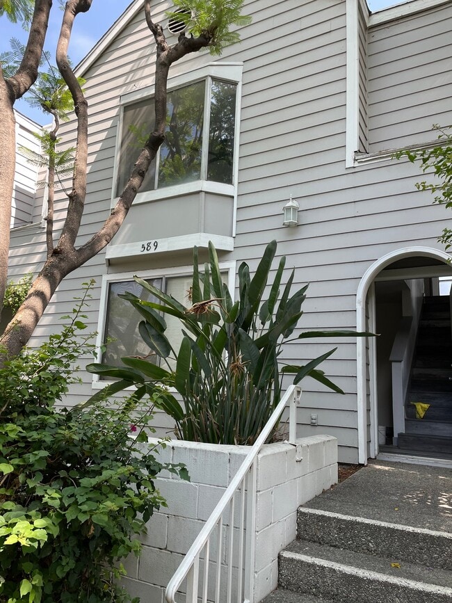 Building Photo - 589 Garfield Ave