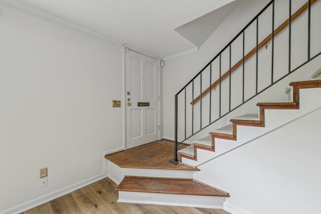 Foto del edificio - Updated 2BR/2.5BA Townhome in Gated West B...