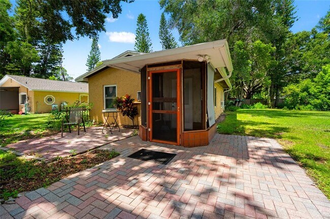 Foto del edificio - 5709 Lake Le Clare Rd