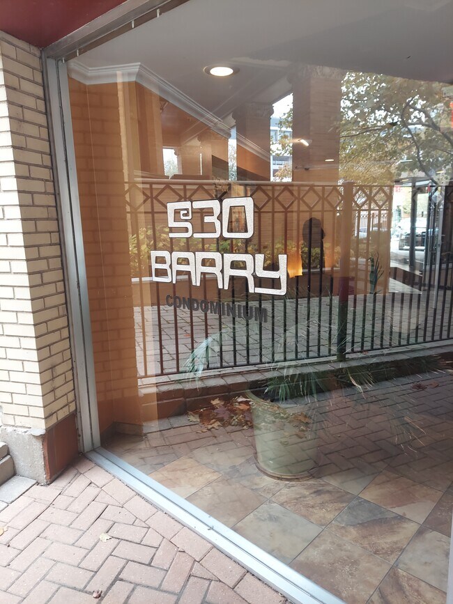Foto del edificio - 530 W Barry Ave
