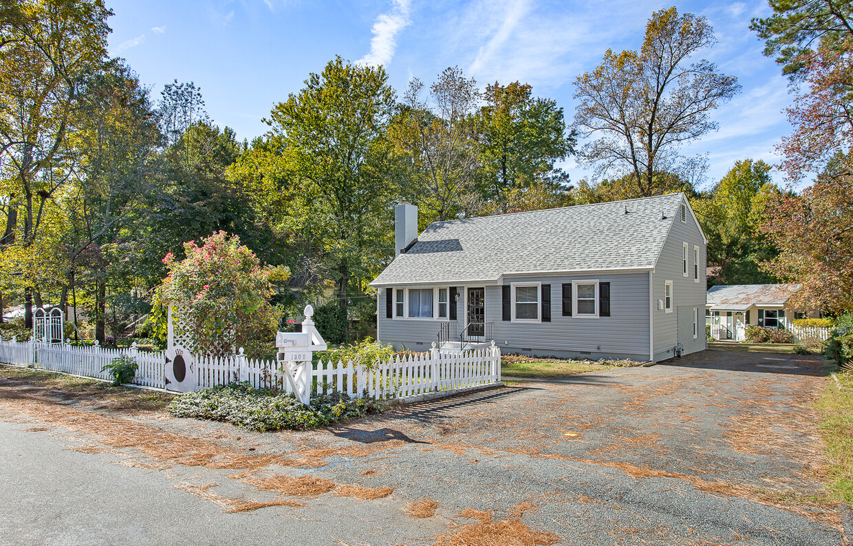 Primary Photo - 1302 Dinwiddie Ave