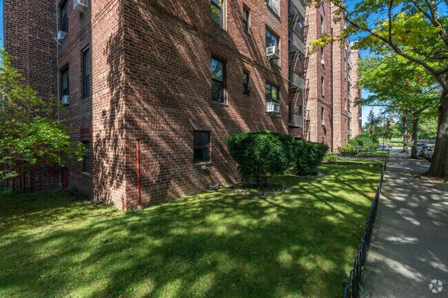 Alternate View - 10 E 43rd St