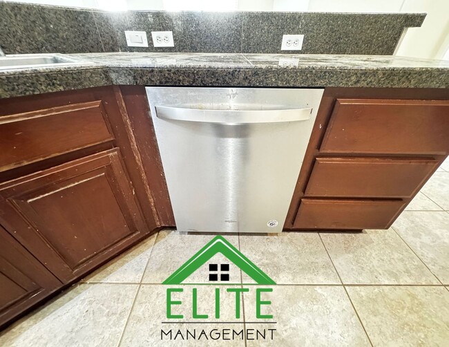 Foto del edificio - Beautifully Updated 4-Bedroom 3-Full Bathr...