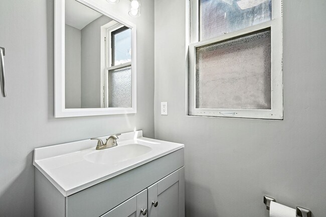 Building Photo - 1156 Davis Avenue