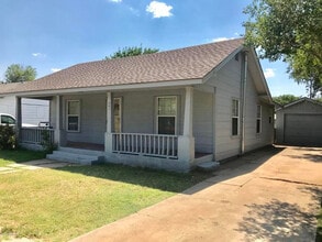 Building Photo - 1602 S Ong St