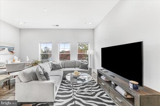 Building Photo - 537 Apple St