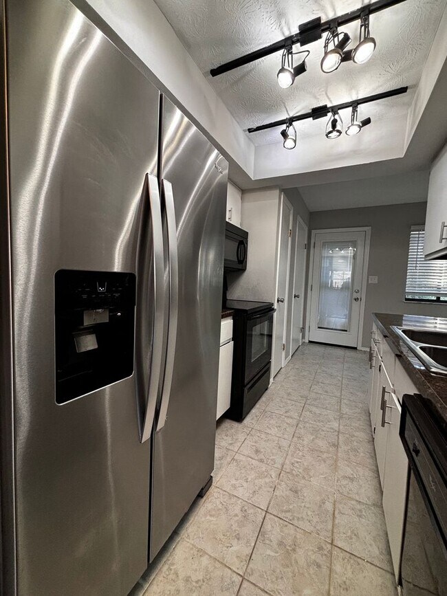 Foto del edificio - Newly Renovated 2 bedroom 1.5 bath condo!