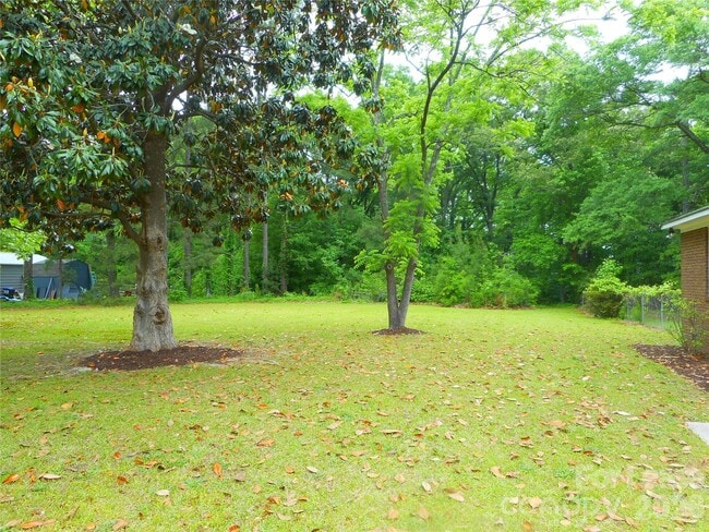 Foto del edificio - 733 Catawba Cir N