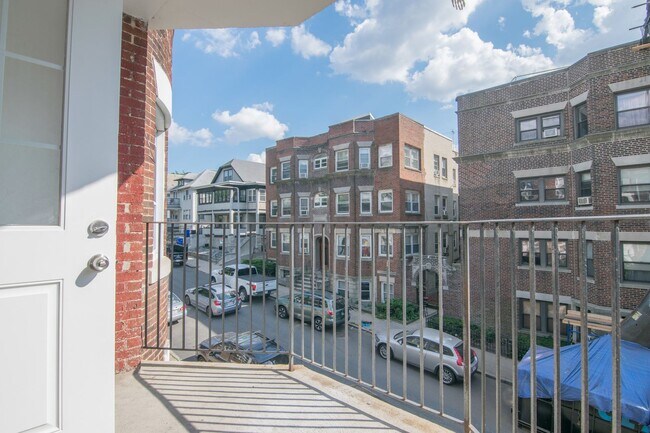 Building Photo - Bright and beautifully renovated in Allsto...