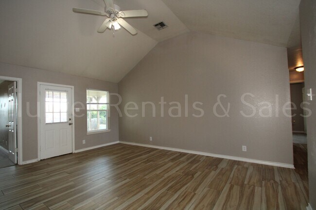Building Photo - Well-Maintained & Move-In Ready in South K...