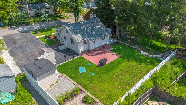 amazing yard - 205 Winetka Rd
