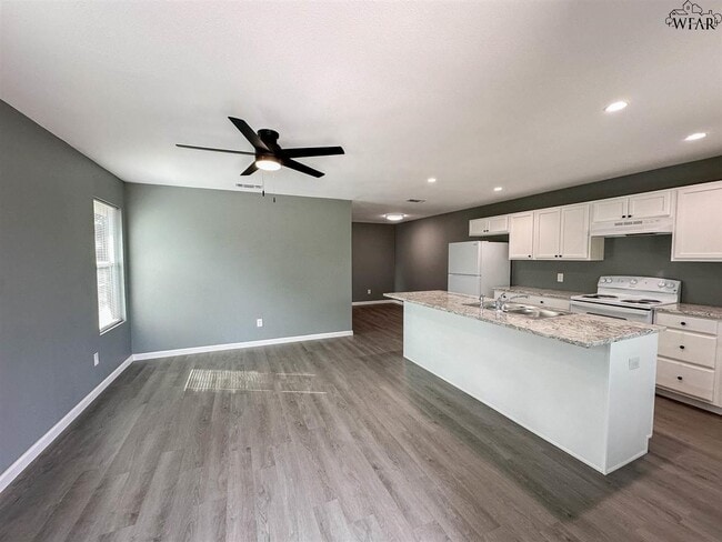 Building Photo - 223 Loch Lomond Dr